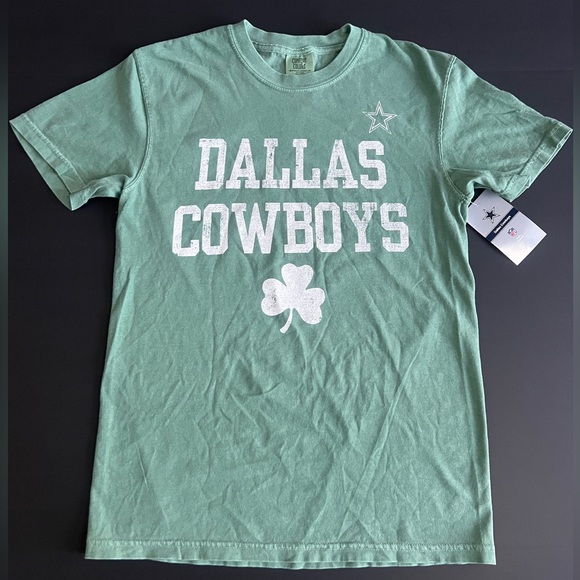 BRAND NEW “Dallas Cowboys” Comfort Colors Lucky Green🍀 Tee - Men Size Small - Picture 1 of 3